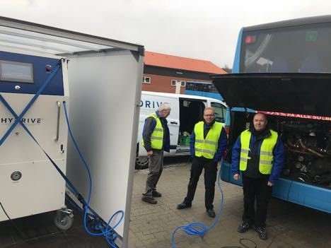 Busoperatør renser motorer og partikelfiltre med brint Busoperatør renser motorer og partikelfiltre med brint