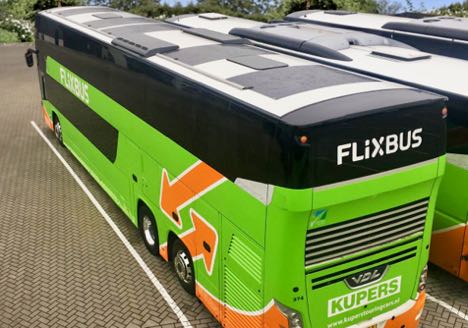 Fjernbus-selskab lader solen lade batterierne