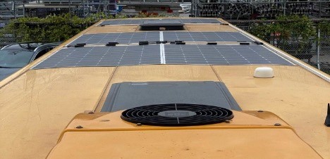 Busoperatør kører med solceller på taget af to dieselbusser Busoperatør kører med solceller på taget af to dieselbusser