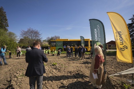 Trafikselskab og kommune har plantet træer langs busrute